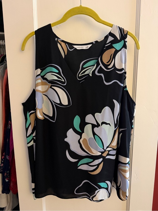 Tops - Nine West Black Floral Sleeveless V-Neck Top